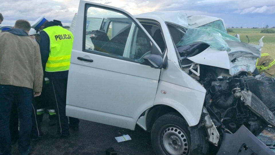 Tragiczne skutki czołowego zderzenia busa z autokarem. Kierowca furgonetki nie żyje. Fot. policja