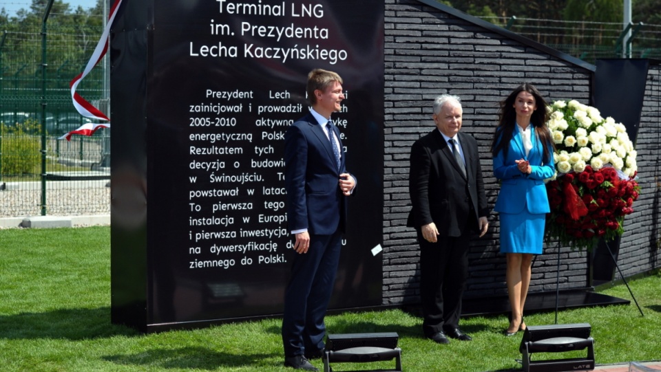 Prezes PiS Jarosław Kaczyński (C), Marta Kaczyńska (P) i prezes zarządu Gaz-System Tomasz Stępień (L), podczas uroczystości odsłonięcia pamiątkowej tablicy i nadania terminalowi LNG w Świnoujściu imienia prezydenta Lecha Kaczyńskiego. Fot. PAP/Marcin Bielecki