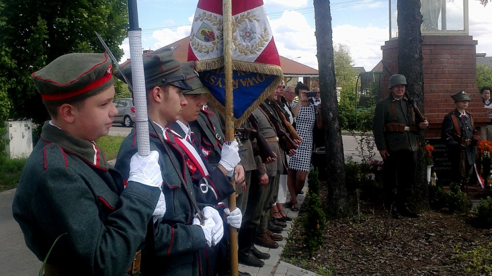 W uroczystości udział wzięli mieszkańcy Murowańca, a także grupa rekonstrukcyjna wcielająca się w Powstańców Wielkopolskich. Fot. Andrzej Krystek