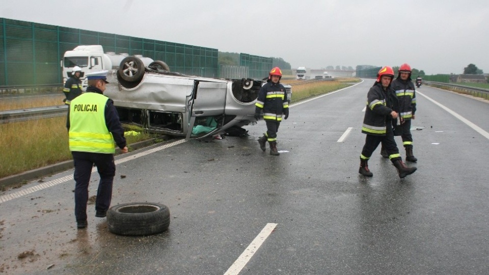 Bus, który podróżował zespół "Skaldowie" wyleciał z drogi i dachował. Fot. KMP we Włocławku