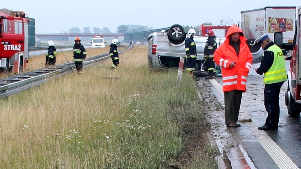 Bus, który podróżował zespół "Skaldowie" wyleciał z drogi i dachował. Fot. KMP we Włocławku