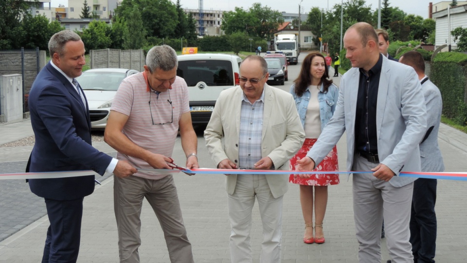 W obecności prezydenta Bydgoszczy, uroczyście przecięto wstęgę na wyremontowanej ulicy Górzyskowo. Fot. Lech Przybyliński