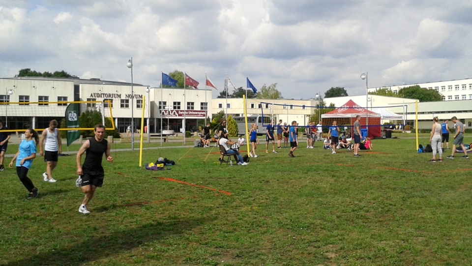 Studenci UTP trenują na uczelnianym trawniku przed meczem w siatkówkę, w którym ich przeciwnikami będą wykładowcy. Fot. Monika Siwak-Waloszewska
