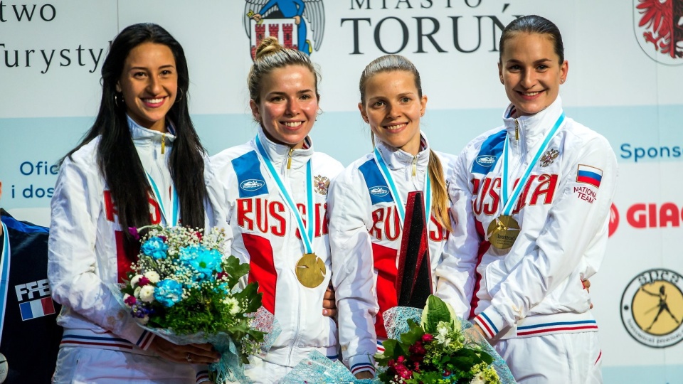 Rosjanki na podium. Rosja w składzie: Jekaterina Diaczenko, Jana Jegorian, Zofia Wielika i Julia Gawriłowa, wygrała rywalizację drużynową szablistek podczas szermierczych mistrzostw Europy w Toruniu. Fot. PAP/Tytus Żmijewski