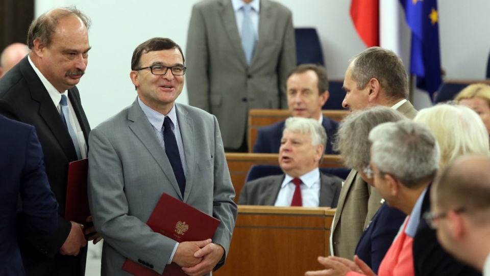 Prof. Wojciech Polak (L) oraz prof. Tadeusz Wolsza (2L), odbierają gratulacje od senatorów, po wyborze na członków Kolegium Instytutu Pamięci Narodowej w Senacie. Fot. PAP/Tomasz Gzell