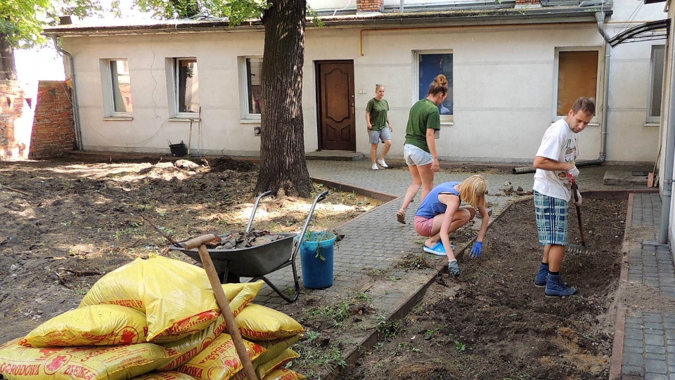 W pracach przy tworzeniu ogrodu uczestniczyli sąsiedzi i członkowie Fundacji Green Cross Poland. Fot. Damian Klich