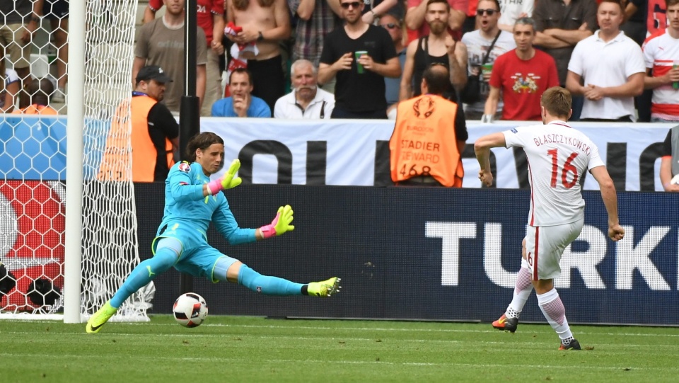 Jakub Błaszczykowski zdobywa bramkę podczas meczu Polska - Szwajcaria w 1/8 finału piłkarskich mistrzostw Europy na Stade Geoffroy-Guichard w Saint Etienne. Fot. Bartłomiej Zborowski