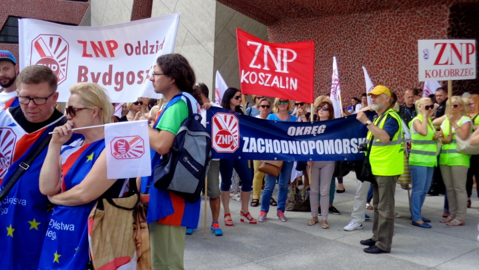 Nauczyciele z całego kraju pikietowali dziś przed Centrum Kulturalno-Kongresowym Jordanki w Toruniu. Fot. Monika Kaczyńska
