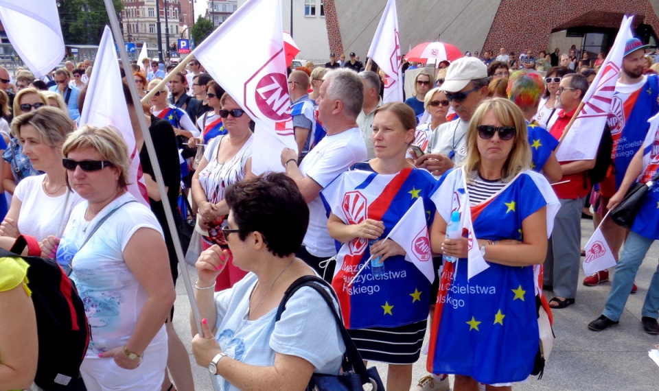 Nauczyciele z całego kraju pikietowali dziś przed Centrum Kulturalno-Kongresowym Jordanki w Toruniu. Fot. Monika Kaczyńska