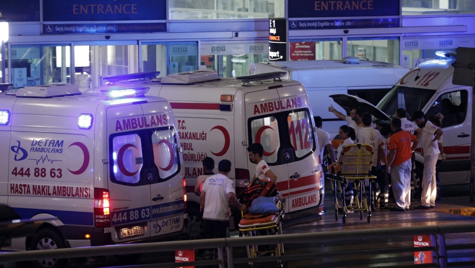 Turecki minister sprawiedliwości poinformował o 40 zabitych na lotnisku Ataturka w Stambule, gdzie we wtorek wieczorem doszło do dwóch eksplozji i strzelaniny. Fot. PAP/EPA