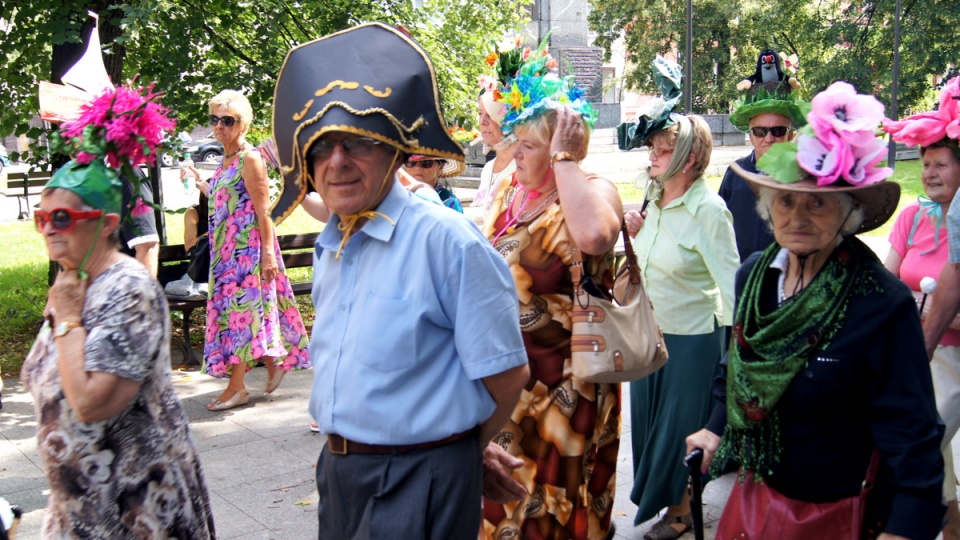 Od ośmiu lat symbolem manifestacji seniorów jest kapelusz - im bardziej barwny i pomysłowy, tym lepiej. Fot. Henryk Żyłkowski