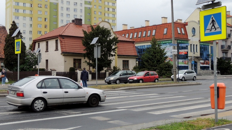 Przejście na ul. Jeśmanowicza w Toruniu jest niebezpieczne, nie ma sygnalizacji świetlnej, w marcu br. zginął na nim 87-letni pieszy. Fot. archiwum