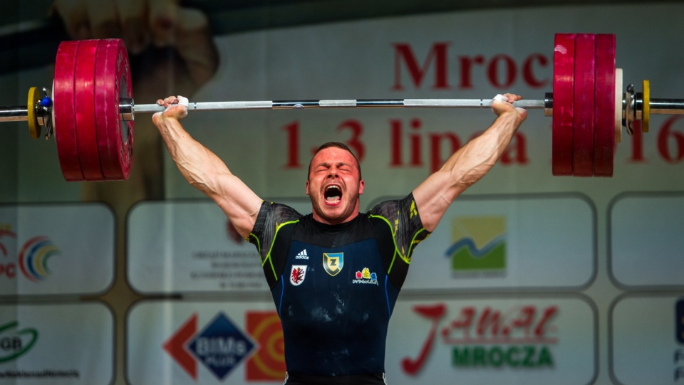 Adrian Zieliński (kat. 105 kg) podczas mistrzostw Polski w podnoszniu ciężarów w Mroczy. Fot. PAP/Tytus Żmijewski