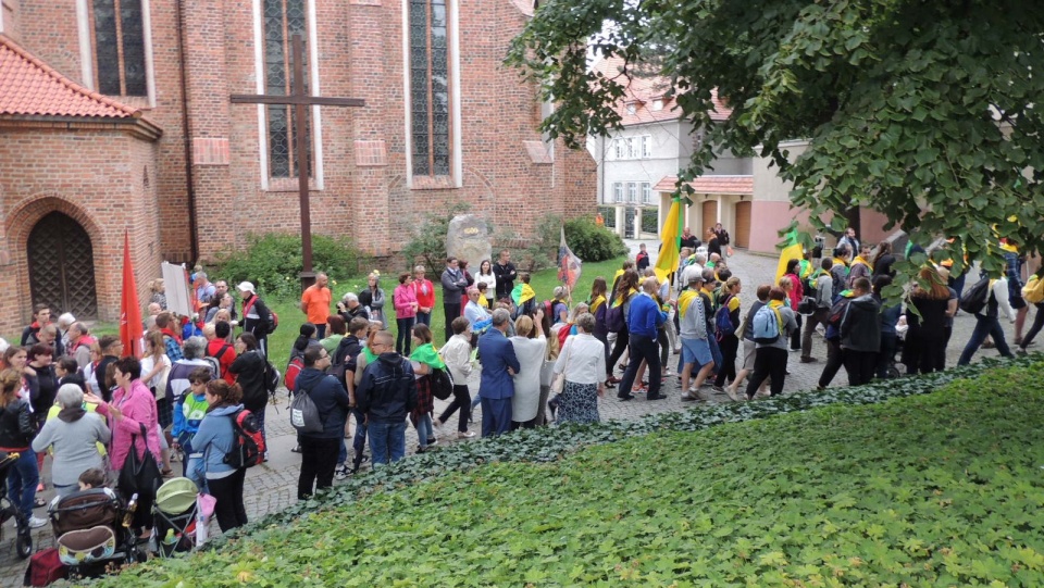 Na Jasną Górę udaje się około pół tysiąca wiernych. Mają do przebycia 320 kilometrów. Fot. Damian Klich