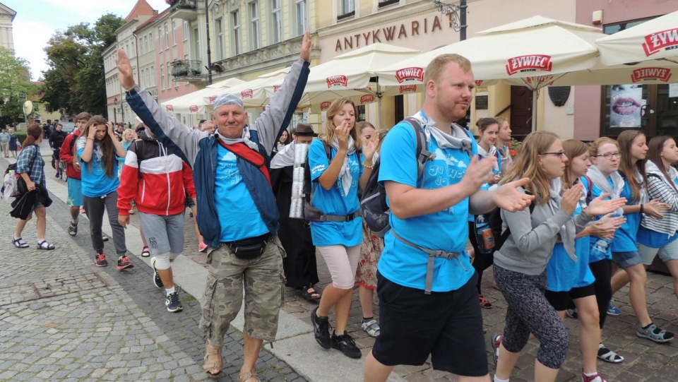 Na Jasną Górę udaje się około pół tysiąca wiernych. Mają do przebycia 320 kilometrów. Fot. Damian Klich