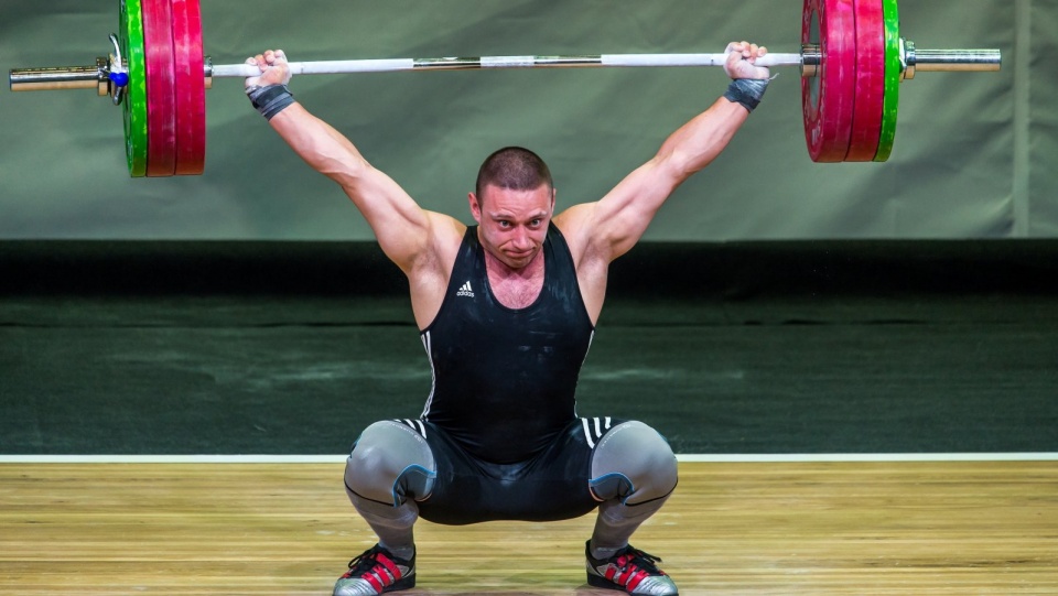 Adrian Pawlicki (kat. 85 kg) podczas mistrzostw Polski w podnoszeniu ciężarów w Mroczy. Fot. PAP/Tytus Żmijewski