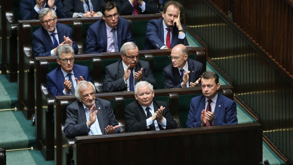 Posłowie Prawa i Sprawiedliwości po głosowaniu nad nową nową ustawą o Trybunale Konstytucyjnym. Fot. PAP/Rafał Guz