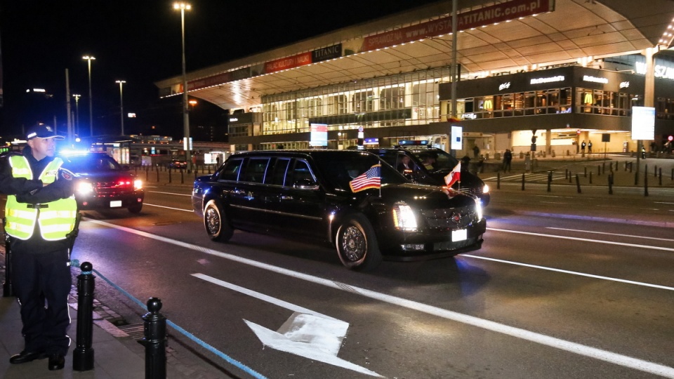 Limuzyna z prezydentem Stanów Zjednoczonych Barackiem Obamą podjeżdża pod warszawski hotel Marriott, w tle Dworzec Centralny. Fot. PAP/Paweł Supernak