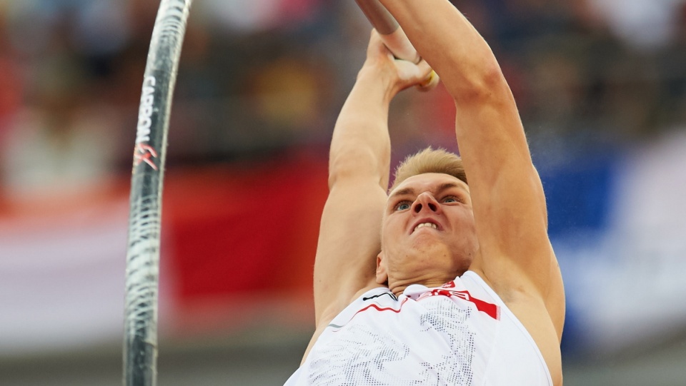 Robert Sobera sięgnął po złoty medal na wysokości 5,60 m. Fot. PAP/Adam Warżawa