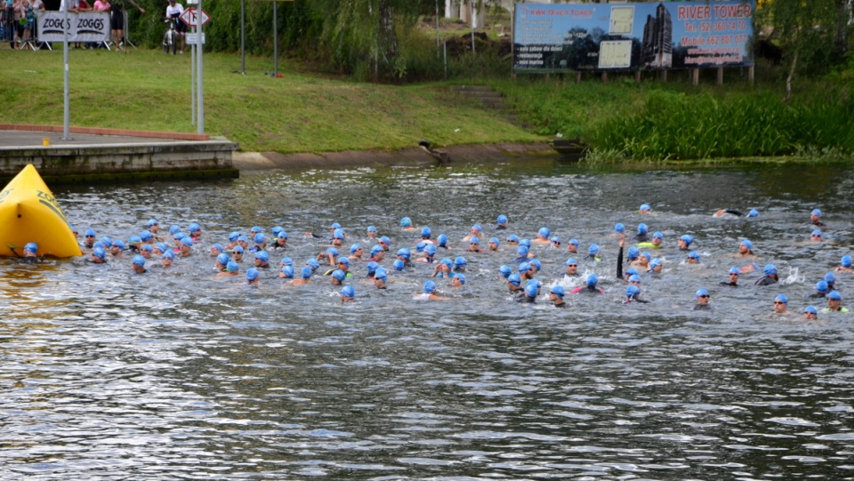 Uczestnicy "Bydgoszcz Triathlon" musieli przepłynąć 457 m, pokonać 2,5 km rowerem i przebiec dystans 5 km. Fot. Ewa Kurzawa