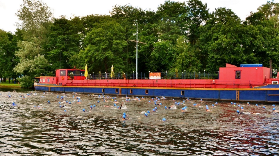 Uczestnicy "Bydgoszcz Triathlon" musieli przepłynąć 457 m, pokonać 2,5 km rowerem i przebiec dystans 5 km. Fot. Ewa Kurzawa