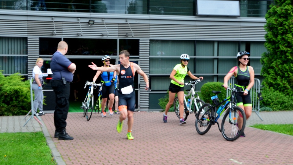 Uczestnicy "Bydgoszcz Triathlon" musieli przepłynąć 457 m, pokonać 2,5 km rowerem i przebiec dystans 5 km. Fot. Ewa Kurzawa