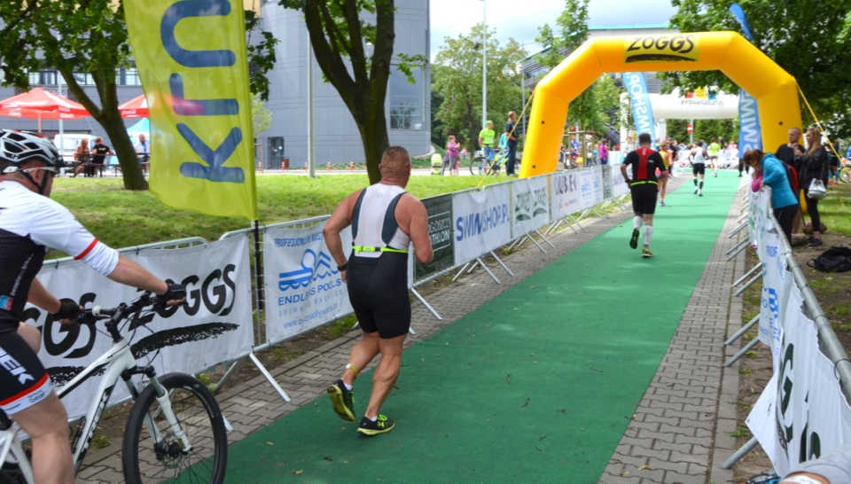 Uczestnicy "Bydgoszcz Triathlon" musieli przepłynąć 457 m, pokonać 2,5 km rowerem i przebiec dystans 5 km. Fot. Ewa Kurzawa