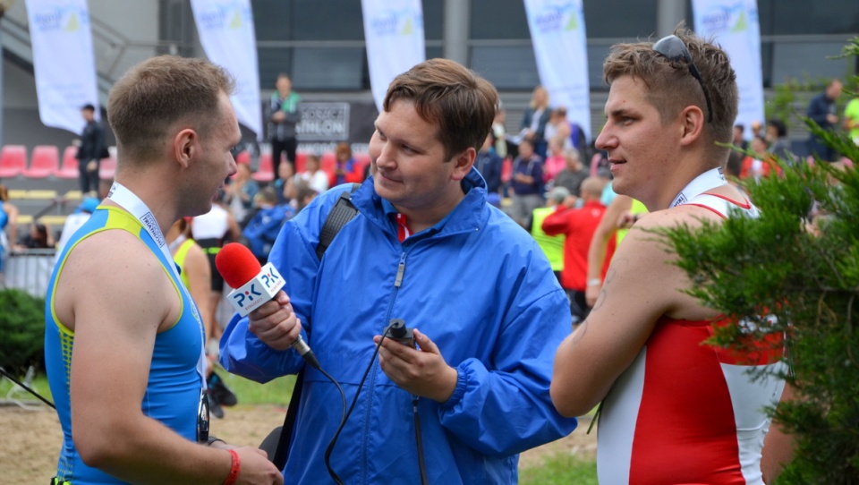 Po zakończeniu triathlonowych zmagań, każdy równoważył zmęczenie poczuciem radości i ogromnej satysfakcji. Z zawodnikami rozmawiał na mecie Bartosz Kustra. Fot. Ewa Kurzawa