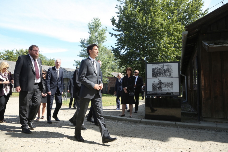 Premier Kanady Justin Trudeau (C) w towarzystwie dyrektora Muzeum Auschwitz Piotra M.A. Cywińskiego (L), podczas prywatnej wizyty w byłym niemieckim obozie zagłady Auschwitz I w Oświęcimiu, 10 bm. Kanadyjski premier przybył do Polski w związku ze szczytem NATO. Fot. PAP/Stanisław Rozpędzik