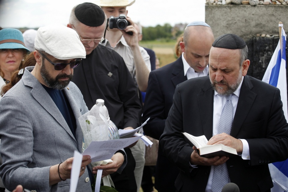 Naczelny rabin Polski Michael Schudrich (P), współprzewodniczący Polskiej Rady Chrześcijan i Żydów Bogdan Białek (L), ksiądz Wojciech Lemański (2L), dyrektor Anti-Defamation League Jonathan Greenblatt (2P), podczas uroczystości przy pomniku ku czci pomordowanych Żydów w Jedwabnem. Fot. PAP/Artur Reszko