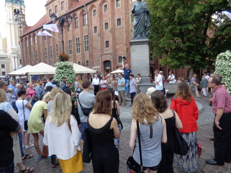 Manifestacje zorganizowano tradycyjnie - przed pomnikiem Mikołaja Kopernika. Fot. Monika Kaczyńska