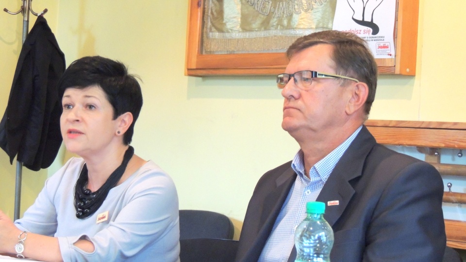 Związkowcy i działacze PiS zaprezentowali we Włocławku treść projektu ustawy. Fot. Marek Ledwosiński