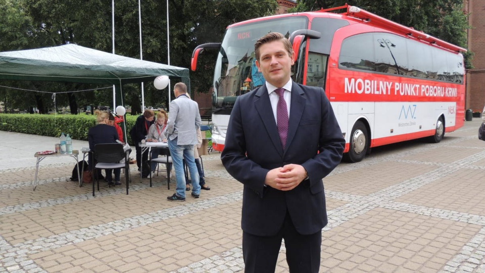 Wiceminister obrony Bartosz Kownacki na Placu Wolności w Bydgoszczy. Fot. Tatiana Adonis