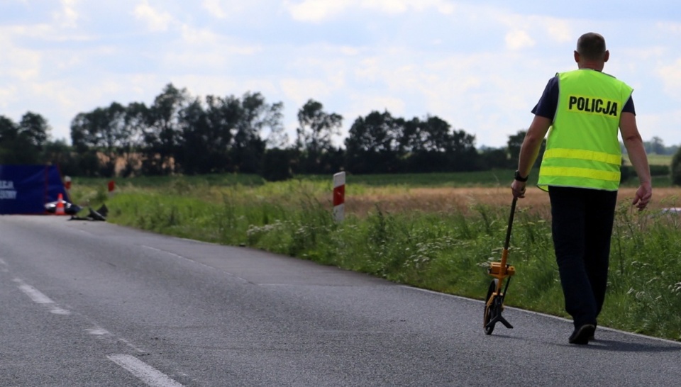 Okoliczności tego tragicznego w skutkach wypadku drogowego wyjaśniają pod nadzorem prokuratury kcyńscy policjanci. Fot. KPP w Nakle nad Notecią