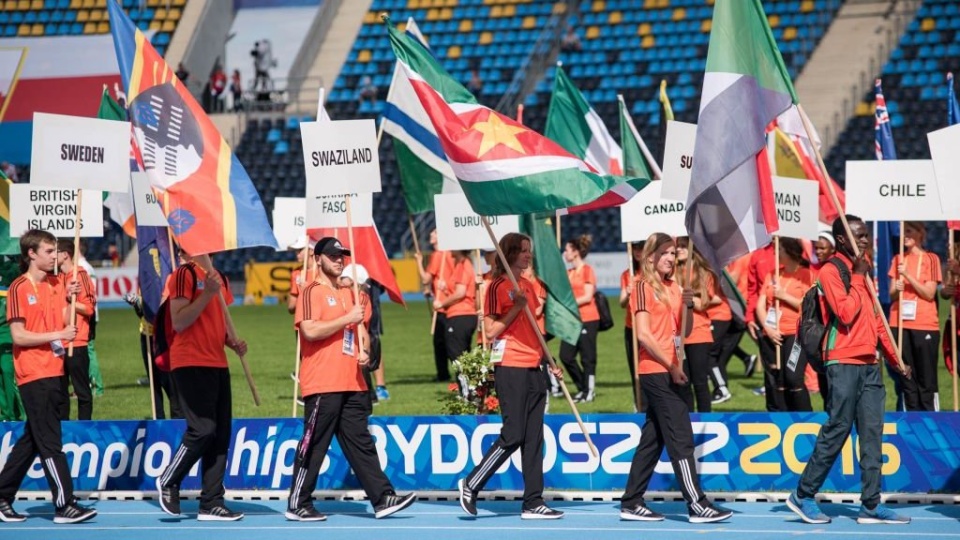 Uroczystość otwarcia światowego czempionatu rozpoczęła się od tradycyjnego przemarszu pocztów flagowych – na płytę stadionu, wyczytywanych kolejno przez spikera, weszło ponad 150 przedstawicieli państw uczestniczących w tegorocznych mistrzostwach. Na końcu wniesiono flagę gospodarza zawodów – Polski. Fot. Nadesłana