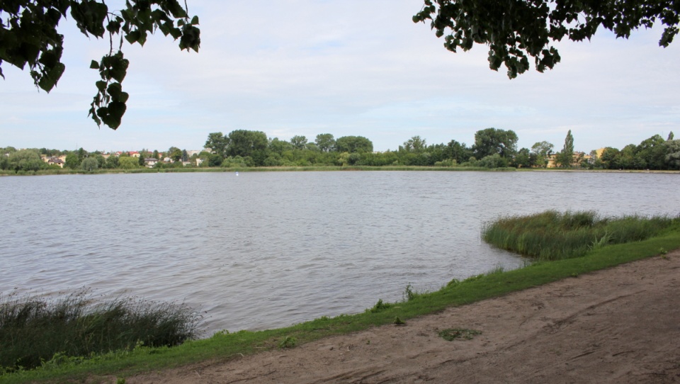 Inwestycje przeprowadzone mają być na tzw. Małym Jeziorze Żnińskim, gdzie mieszkańcy Żnina przyjeżdżają na miejską plażę. Fot. Wydział Turystyki, Promocji i Rozwoju Gminy UM w Żninie