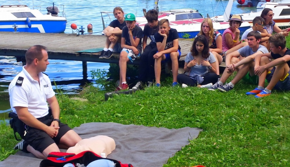 Młodzież dowiedziała się jak unikać wielu zagrożeń mogących wystąpić podczas wypoczynku nad wodą. Fot. KWP w Bydgoszczy