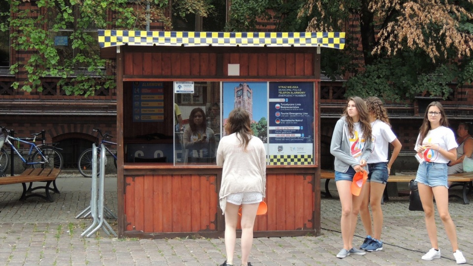 Na Rynku Staromiejskim w Toruniu działa specjalny punkt pomocy i informacji turystycznej. Fot. Adriana Andrzejewska