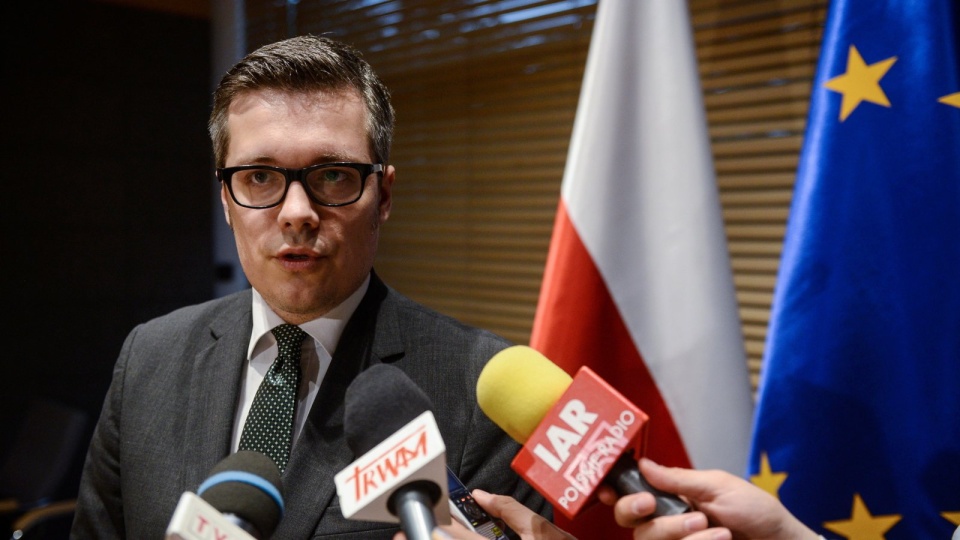 Dyrektor biura prasowego MSZ Rafał Sobczak rozmawia z dziennikarzami nt. zabójstwa Polki przez Syryjczyka w Niemczech. Fot. PAP/Jakub Kamiński