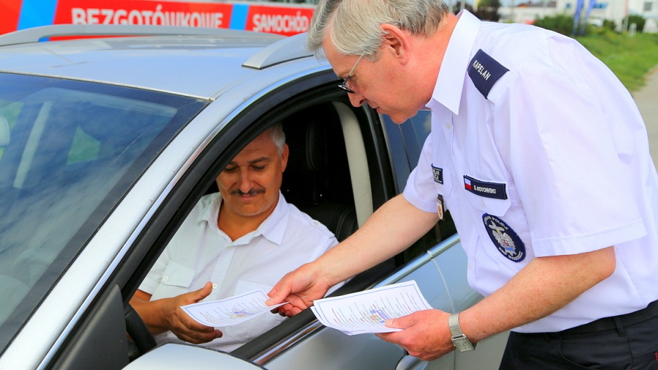Bydgoskim policjantom podczas służby towarzyszył Kapelan kujawsko-pomorskiej Policji ks. Prałat Stanisław Kotowski.