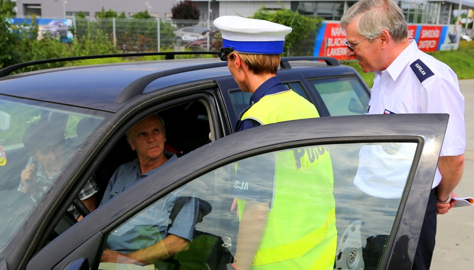 Bydgoskim policjantom podczas służby towarzyszył Kapelan kujawsko-pomorskiej Policji ks. Prałat Stanisław Kotowski.