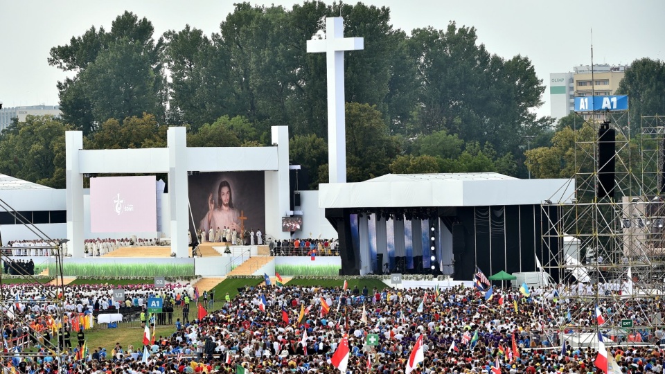 Pielgrzymi uczestniczą w mszy otwarcia Światowych Dni Młodzieży. Fot. PAP/Jacek Bednarczyk