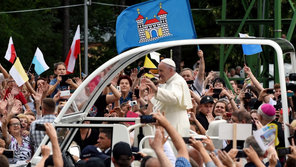 Papież Franciszek w papamobile przejeżdża między wiernymi zgromadzonymi na Jasnej Górze. Fot. PAP/Radek Pietruszka