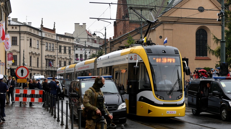 Takim tramwajem papież Franciszek jechał wraz z niepełnosprawną młodzieżą na krakowskie Błonia. Fot. PAP/Maciej Kulczyński