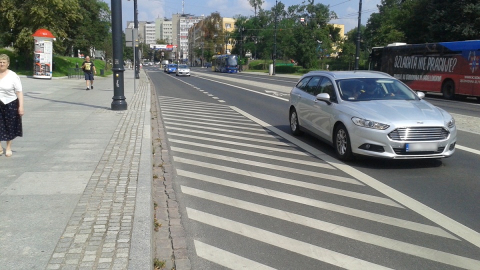 A tak oznaczonych miejscach na jezdni można legalnie zatrzymać się na chwilę, by pozostawić tam lub zabrać pasażera. Fot. Michał Zaręba