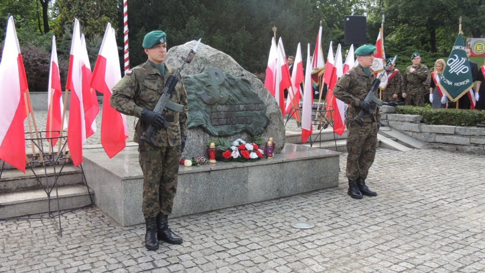 Toruńskie uroczystości rocznicowe odbyły się pod pomnikiem Ku Czci Żołnierzy Armii Krajowej na Placu Rapackiego. Fot. Michał Zaręba