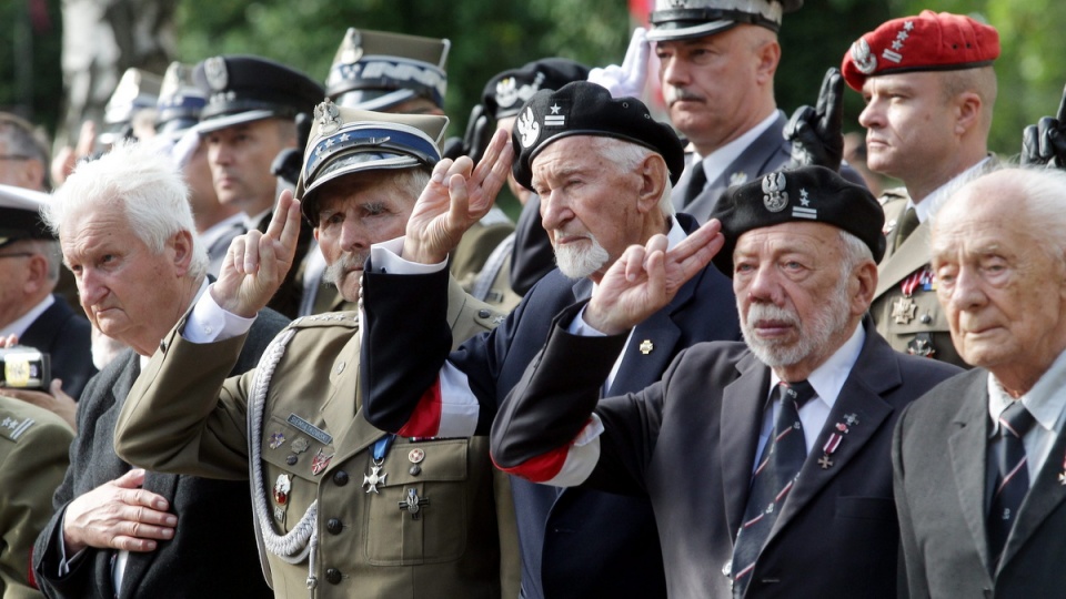 Przedstawiciele władz, kombatanci i warszawiacy oddali hołd uczestnikom powstania warszawskiego przed pomnikiem Gloria Victis na Wojskowych Powązkach. Fot. PAP/Bartłomiej Zborowski