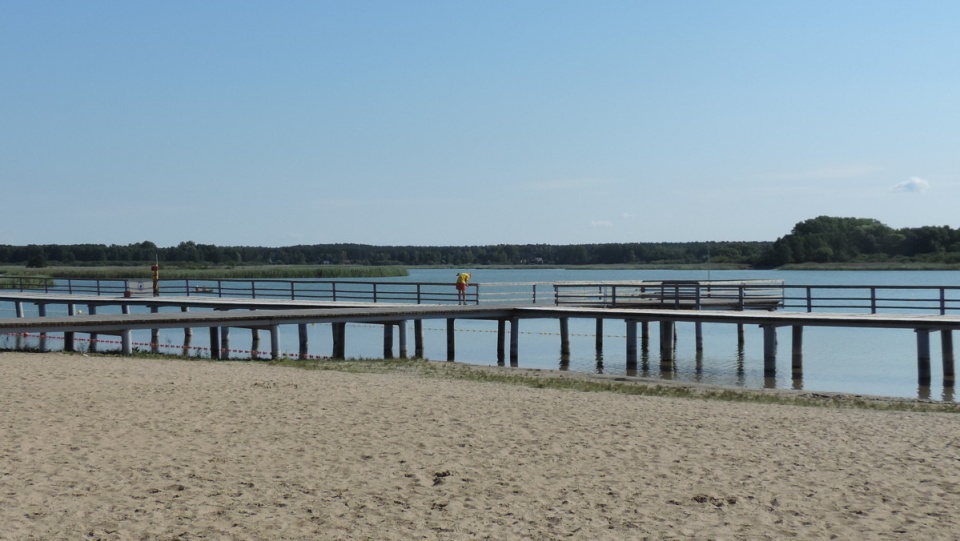 Pustki na plaży i kąpielisku w Chmielnikach. Fot. Lech Przybyliński