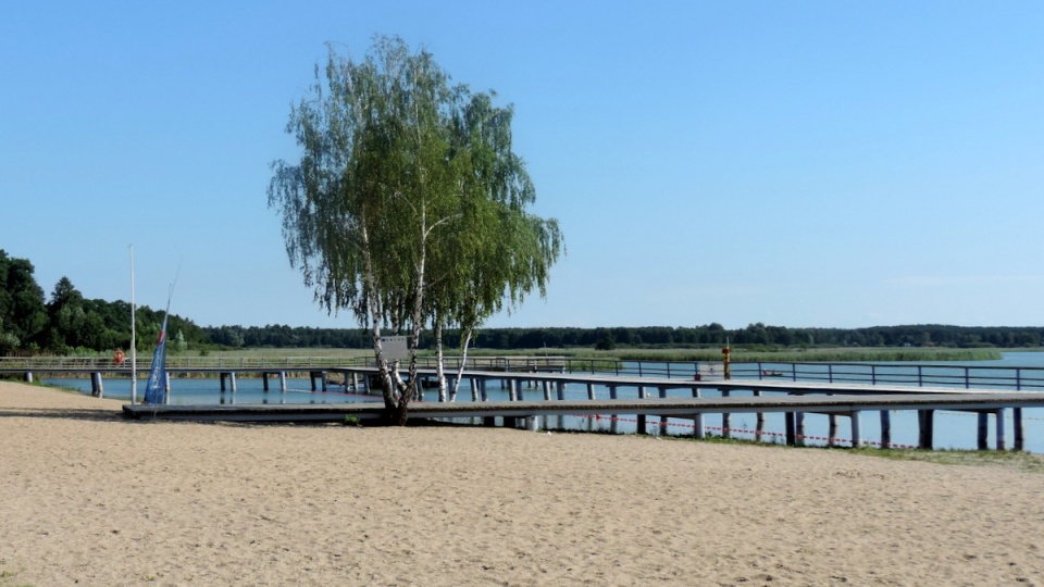 Pustki na plaży i kąpielisku w Chmielnikach. Fot. Lech Przybyliński