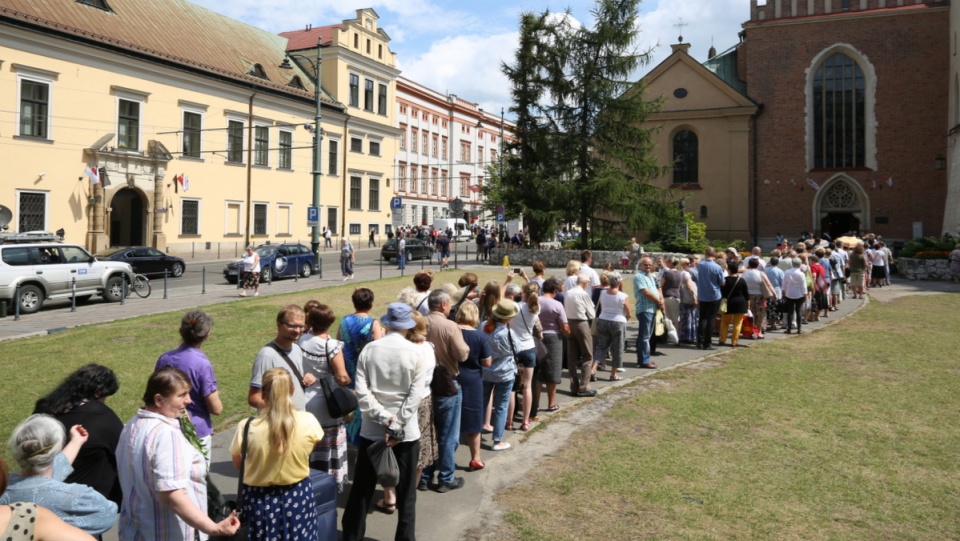 Kolejka do bazyliki św. Franciszka z Asyżu przy pl. Wszystkich Świętych, gdzie wystawiono trumnę kard. Franciszka Macharskiego. Fot. PAP/Stanisław Rozpędzik